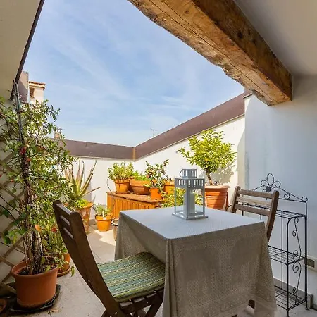 Italy Prestigious Historical Attic In דירה